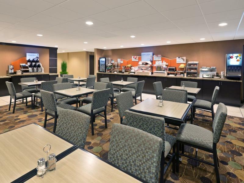 Holiday Inn Express Hotel & Suites Colby By Ihg Exterior foto